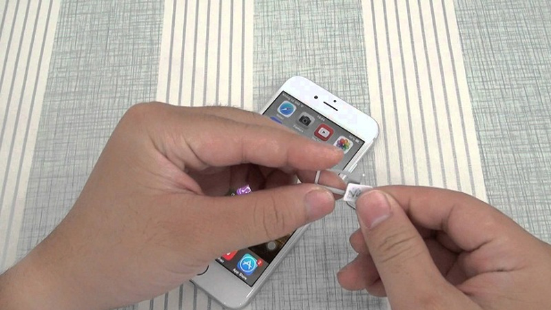 Lắp SIM vào khay SIM